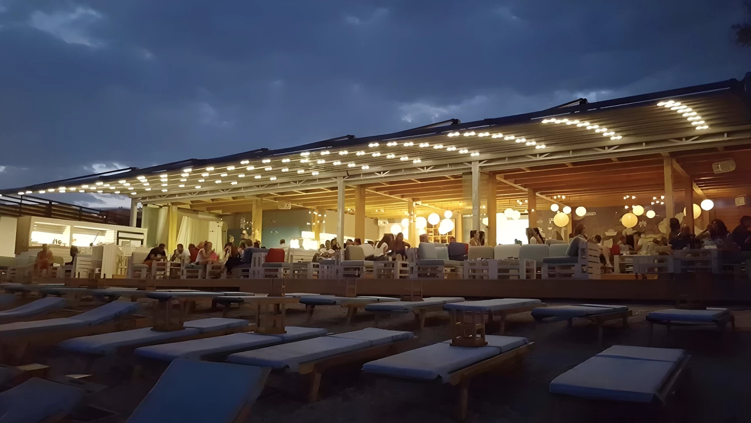 Pergola s premičnim platnom v Splitu